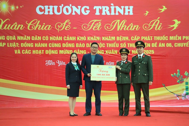 Thanh niên Công an tỉnh Quảng Ninh: Tổ chức “Xuân chia sẻ - Tết nhân ái” và các hoạt động Mừng Đảng, Mừng Xuân Ất Tỵ 2025 tại huyện Tiên Yên- Ảnh 4.