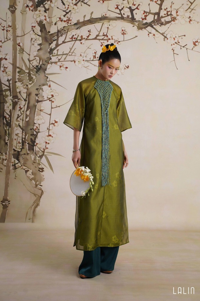 Tết Ất Tỵ 2025: Local brand Việt mở bán áo dài ầm ầm - Mẫu nào cũng "dịu kha", diện lên xinh "hết nước chấm"!- Ảnh 24.
