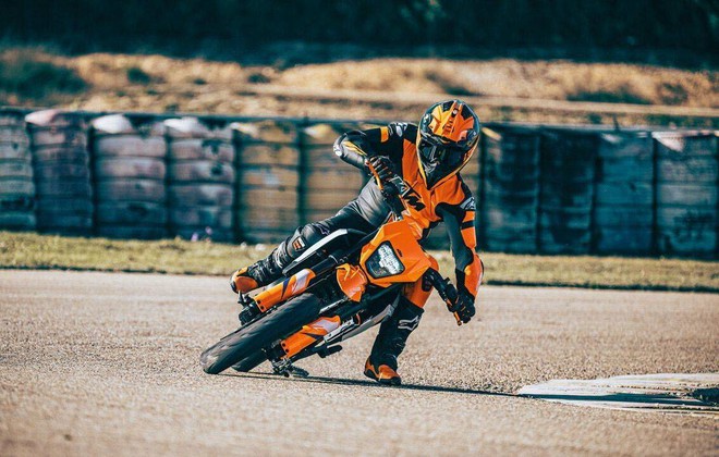 KTM ra mắt 125 SMC R và 390 SMC R: Sự lựa chọn đầy hấp dẫn trong phân khúc Supermoto- Ảnh 3. KTM ra mắt 125 SMC R và 390 SMC R: Sự lựa chọn đầy hấp dẫn trong phân khúc Supermoto- Ảnh 3.
