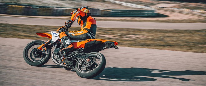KTM ra mắt 125 SMC R và 390 SMC R: Sự lựa chọn đầy hấp dẫn trong phân khúc Supermoto- Ảnh 4. KTM ra mắt 125 SMC R và 390 SMC R: Sự lựa chọn đầy hấp dẫn trong phân khúc Supermoto- Ảnh 4.