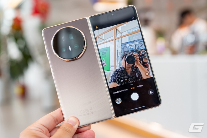 Cận cảnh HONOR Magic V5, chiếc điện thoại có tính năng phát hiện giả mạo bằng AI đầu tiên tại Việt Nam- Ảnh 17. Cận cảnh HONOR Magic V5, chiếc điện thoại có tính năng phát hiện giả mạo bằng AI đầu tiên tại Việt Nam- Ảnh 17.
