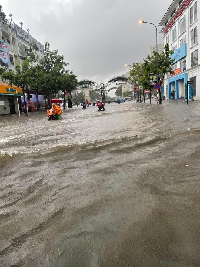 Buổi tối kinh hoàng không thể quên với các bà mẹ: Đường tắc, mưa như trút, sét đánh ngang đầu... con thì chưa đón được- Ảnh 3.