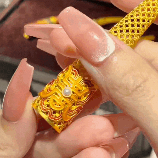 “Rửa mắt” với cuộc sống xa hoa của phú bà U35: Shopping ngọc ngà châu báu, tậu 99 món vàng ròng và biệt phủ cho con gái 3 tuổi!- Ảnh 6.