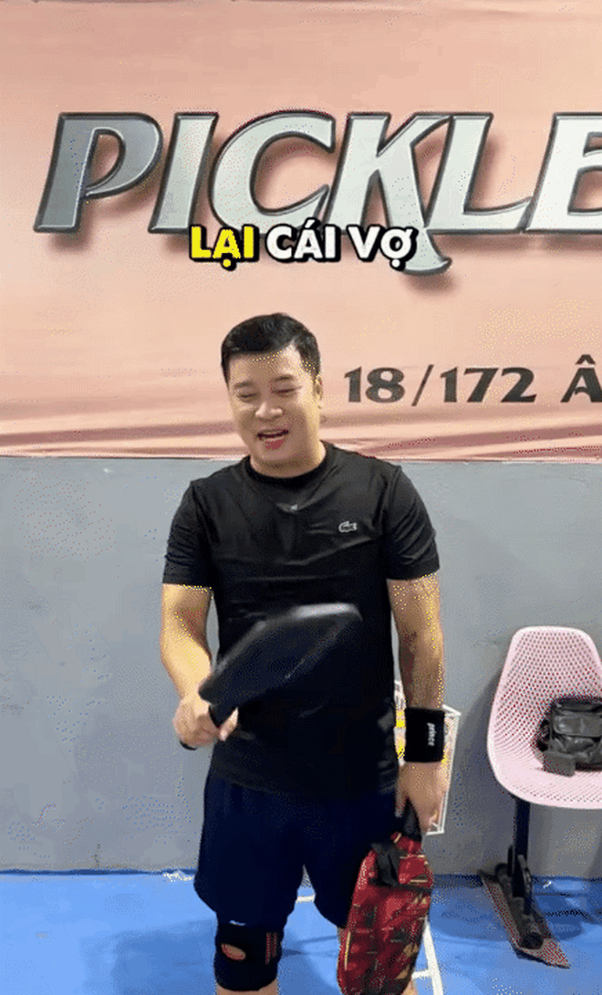 Bố 3 con rủ vợ chơi pickleball, thu&ecirc; hẳn HLV, đầu tư cho vợ "hết nước chấm", ra l&agrave; gương mặt triệu view MXH- Ảnh 7.