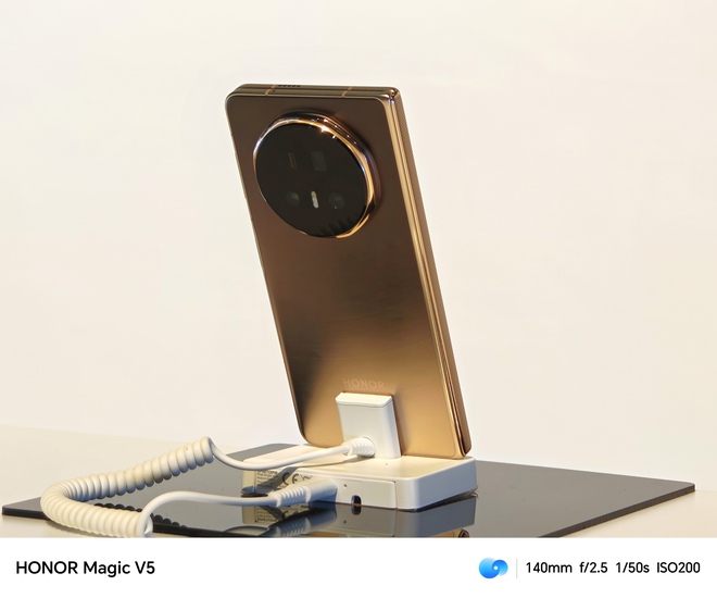 HONOR Magic V5 chính thức ra mắt: Mỏng đẹp thôi là chưa đủ, "tắm" trong máy giặt mà vẫn vô tư mới đáng kinh ngạc- Ảnh 13. HONOR Magic V5 chính thức ra mắt: Mỏng đẹp thôi là chưa đủ, "tắm" trong máy giặt mà vẫn vô tư mới đáng kinh ngạc- Ảnh 13.