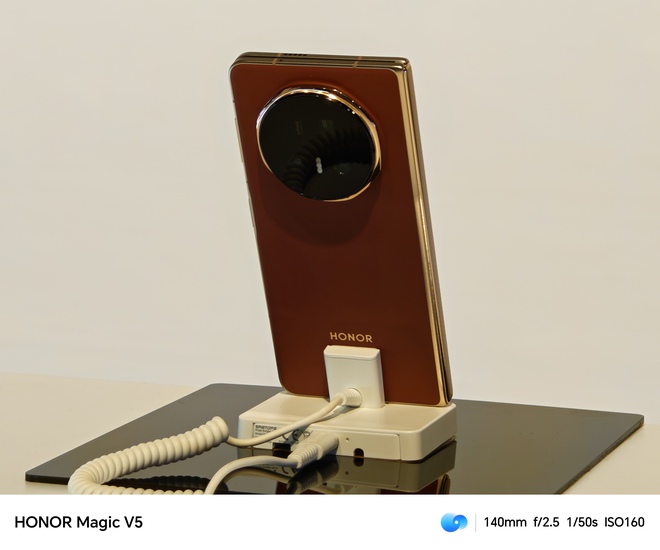 HONOR Magic V5 chính thức ra mắt: Mỏng đẹp thôi là chưa đủ, "tắm" trong máy giặt mà vẫn vô tư mới đáng kinh ngạc- Ảnh 12. HONOR Magic V5 chính thức ra mắt: Mỏng đẹp thôi là chưa đủ, "tắm" trong máy giặt mà vẫn vô tư mới đáng kinh ngạc- Ảnh 12.