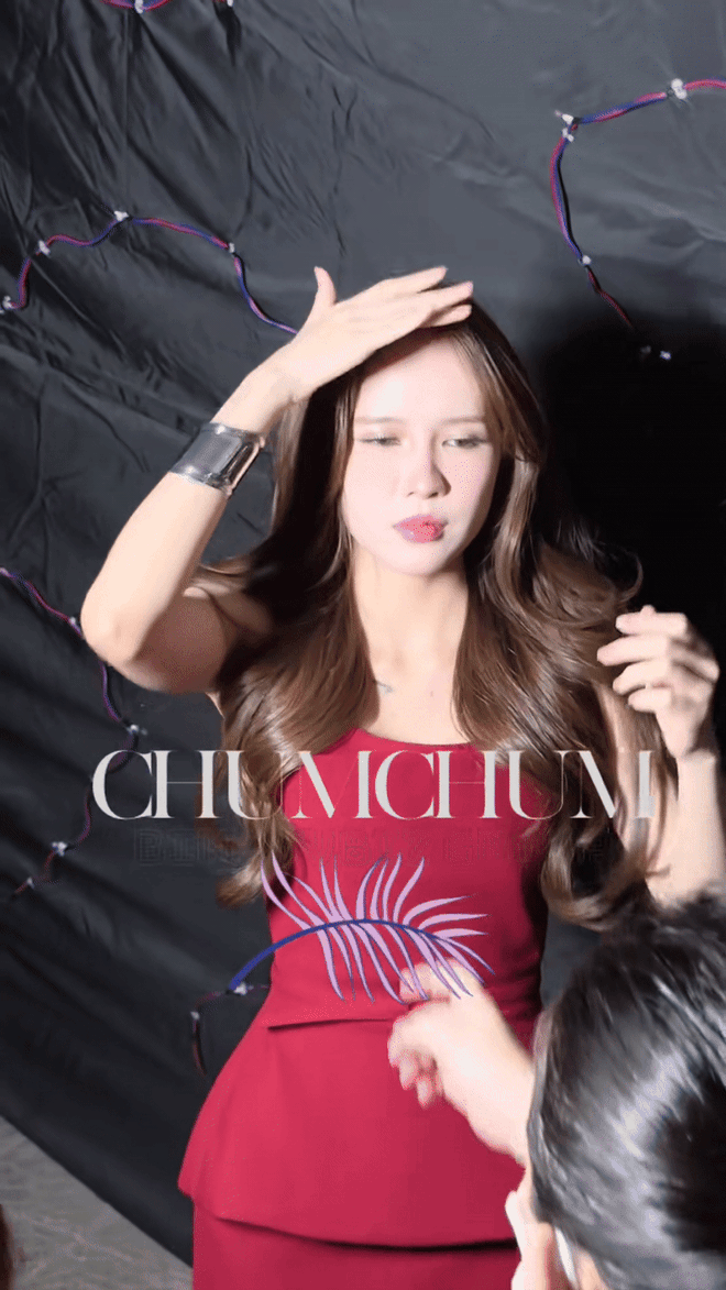 Thiều Bảo Trâm lạ thế, mặt đơ cỡ này- Ảnh 3. Thiều Bảo Trâm lạ thế, mặt đơ cỡ này- Ảnh 3.