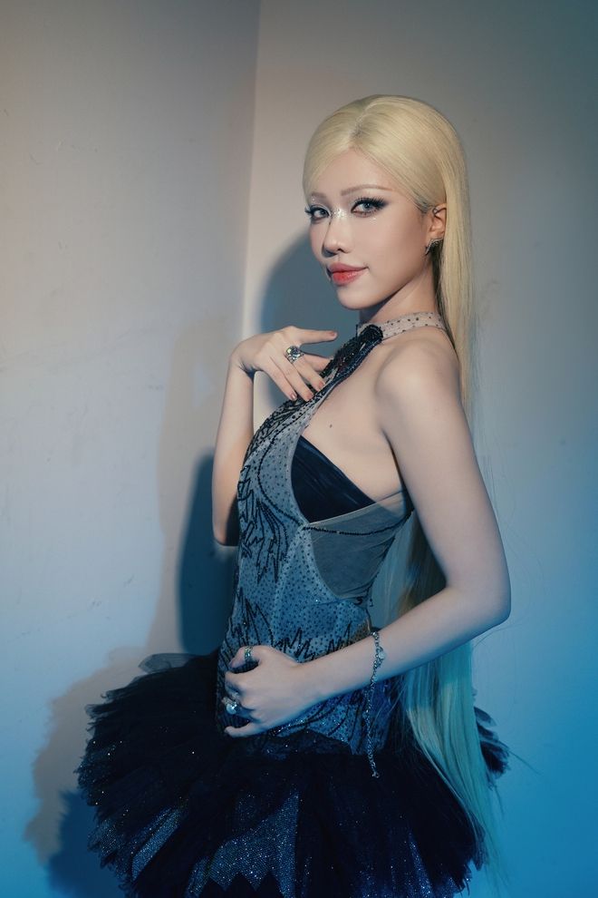 Ph&ugrave;ng Kh&aacute;nh Linh ra mắt album thứ ba "Giữa một vạn người"- Ảnh 2.