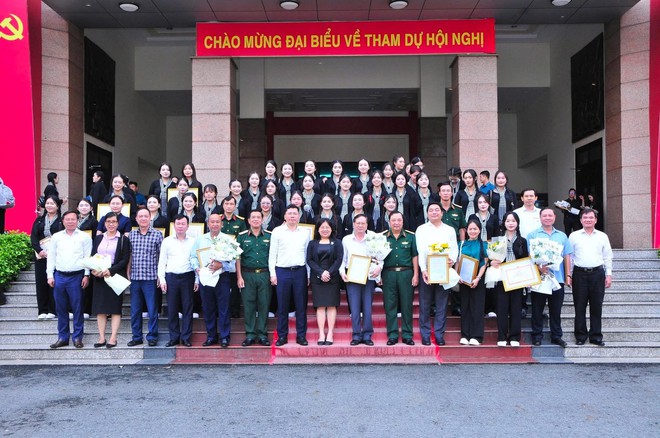 Nữ sinh viên ĐHQG-Hồ Chí Minh được khen thưởng các cấp vì thành tích nổi bật trong hoạt động tham gia diễu binh, diễu hành tại Lễ kỷ niệm 80 năm Cách mạng Tháng Tám và Quốc khánh nước Cộng hòa xã hội chủ nghĩa Việt Nam- Ảnh 8. Nữ sinh viên ĐHQG-Hồ Chí Minh được khen thưởng các cấp vì thành tích nổi bật trong hoạt động tham gia diễu binh, diễu hành tại Lễ kỷ niệm 80 năm Cách mạng Tháng Tám và Quốc khánh nước Cộng hòa xã hội chủ nghĩa Việt Nam- Ảnh 8.