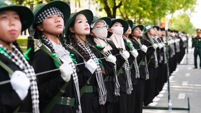 Nữ sinh viên ĐHQG-Hồ Chí Minh được khen thưởng các cấp vì thành tích nổi bật trong hoạt động tham gia diễu binh, diễu hành tại Lễ kỷ niệm 80 năm Cách mạng Tháng Tám và Quốc khánh nước Cộng hòa xã hội chủ nghĩa Việt Nam- Ảnh 7. Nữ sinh viên ĐHQG-Hồ Chí Minh được khen thưởng các cấp vì thành tích nổi bật trong hoạt động tham gia diễu binh, diễu hành tại Lễ kỷ niệm 80 năm Cách mạng Tháng Tám và Quốc khánh nước Cộng hòa xã hội chủ nghĩa Việt Nam- Ảnh 7.