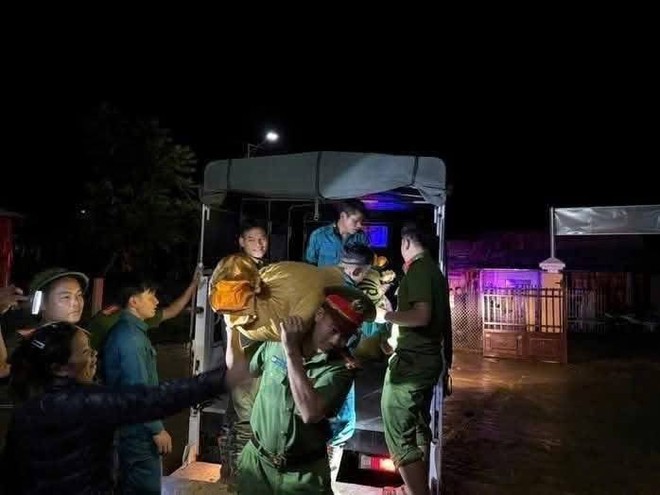 Tuổi trẻ Đà Nẵng ra quân làm nhiệm vụ ứng phó bão số 12- Ảnh 12. Tuổi trẻ Đà Nẵng ra quân làm nhiệm vụ ứng phó bão số 12- Ảnh 12.