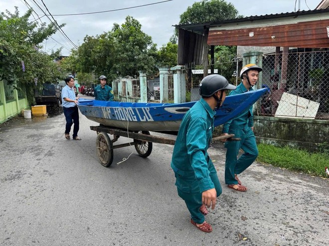 Tuổi trẻ Đà Nẵng ra quân làm nhiệm vụ ứng phó bão số 12- Ảnh 8. Tuổi trẻ Đà Nẵng ra quân làm nhiệm vụ ứng phó bão số 12- Ảnh 8.