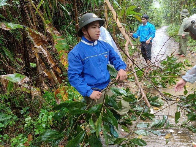 Tuổi trẻ Đà Nẵng ra quân làm nhiệm vụ ứng phó bão số 12- Ảnh 11. Tuổi trẻ Đà Nẵng ra quân làm nhiệm vụ ứng phó bão số 12- Ảnh 11.
