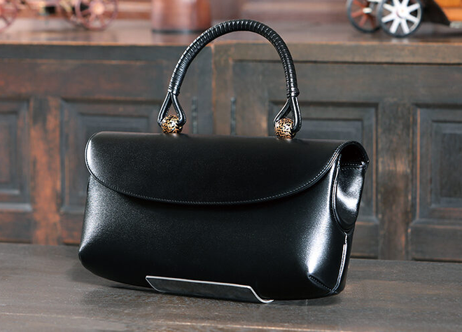 Nữ thủ tướng đầu tiên của Nhật Bản vừa nhậm chức đã khiến túi xách 24 triệu cháy hàng tới năm sau- Ảnh 9. Nữ thủ tướng đầu tiên của Nhật Bản vừa nhậm chức đã khiến túi xách 24 triệu cháy hàng tới năm sau- Ảnh 9.