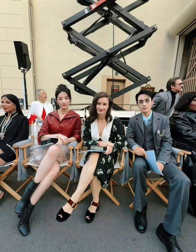 Lưu Diệc Phi quê mùa dù mặc full hàng hiệu- Ảnh 3. Lưu Diệc Phi quê mùa dù mặc full hàng hiệu- Ảnh 3.