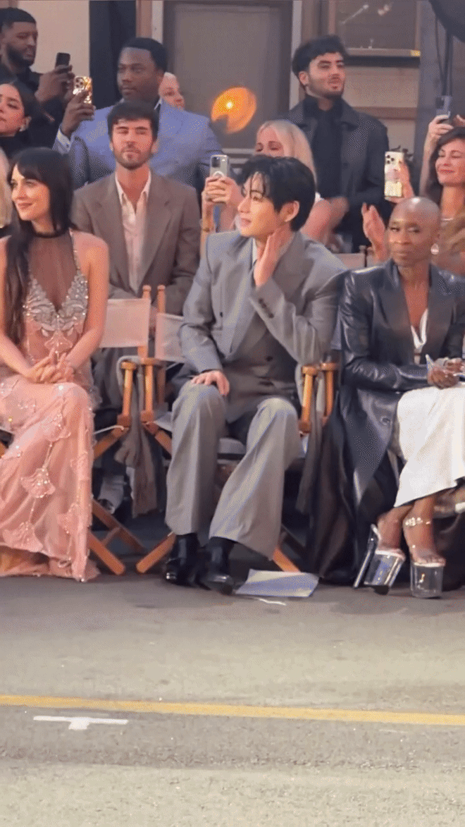 Dakota Johnson khiến trai đẹp toàn cầu khúm núm, chiếm trọn spotlight tại Vogue World- Ảnh 1. Dakota Johnson khiến trai đẹp toàn cầu khúm núm, chiếm trọn spotlight tại Vogue World- Ảnh 1.