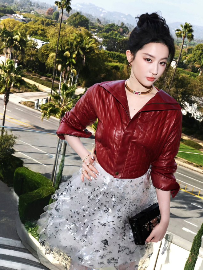 Lưu Diệc Phi quê mùa dù mặc full hàng hiệu- Ảnh 7. Lưu Diệc Phi quê mùa dù mặc full hàng hiệu- Ảnh 7.