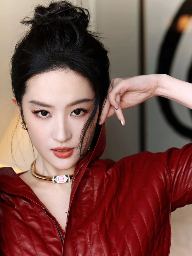 Lưu Diệc Phi quê mùa dù mặc full hàng hiệu- Ảnh 14. Lưu Diệc Phi quê mùa dù mặc full hàng hiệu- Ảnh 14.