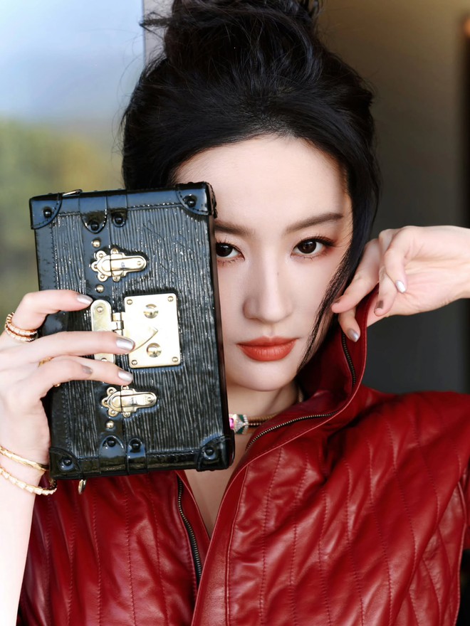 Lưu Diệc Phi quê mùa dù mặc full hàng hiệu- Ảnh 15. Lưu Diệc Phi quê mùa dù mặc full hàng hiệu- Ảnh 15.