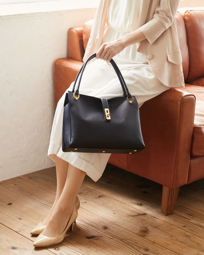 Nữ thủ tướng đầu tiên của Nhật Bản vừa nhậm chức đã khiến túi xách 24 triệu cháy hàng tới năm sau- Ảnh 5. Nữ thủ tướng đầu tiên của Nhật Bản vừa nhậm chức đã khiến túi xách 24 triệu cháy hàng tới năm sau- Ảnh 5.