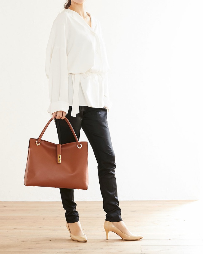 Nữ thủ tướng đầu tiên của Nhật Bản vừa nhậm chức đã khiến túi xách 24 triệu cháy hàng tới năm sau- Ảnh 4. Nữ thủ tướng đầu tiên của Nhật Bản vừa nhậm chức đã khiến túi xách 24 triệu cháy hàng tới năm sau- Ảnh 4.