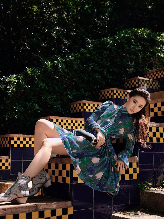 Lưu Diệc Phi quê mùa dù mặc full hàng hiệu- Ảnh 11. Lưu Diệc Phi quê mùa dù mặc full hàng hiệu- Ảnh 11.
