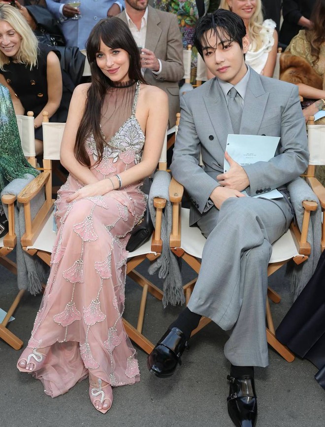 Dakota Johnson khiến trai đẹp toàn cầu khúm núm, chiếm trọn spotlight tại Vogue World- Ảnh 2. Dakota Johnson khiến trai đẹp toàn cầu khúm núm, chiếm trọn spotlight tại Vogue World- Ảnh 2.