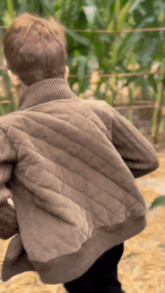 Meghan Markle tung video hiếm: Hai con Archie – Lilibet vui chơi giữa nông trại, Vương tử Harry “thợ khắc bí ngô” chính hiệu!- Ảnh 3. Meghan Markle tung video hiếm: Hai con Archie – Lilibet vui chơi giữa nông trại, Vương tử Harry “thợ khắc bí ngô” chính hiệu!- Ảnh 3.