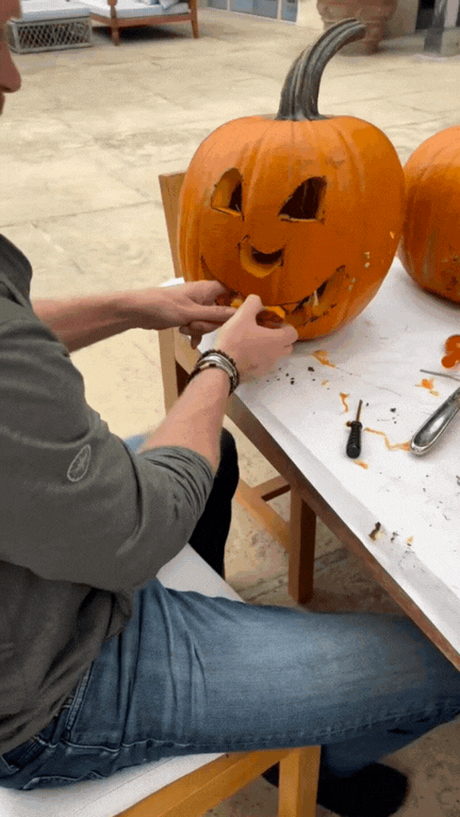 Meghan Markle tung video hiếm: Hai con Archie – Lilibet vui chơi giữa nông trại, Vương tử Harry “thợ khắc bí ngô” chính hiệu!- Ảnh 1. Meghan Markle tung video hiếm: Hai con Archie – Lilibet vui chơi giữa nông trại, Vương tử Harry “thợ khắc bí ngô” chính hiệu!- Ảnh 1.