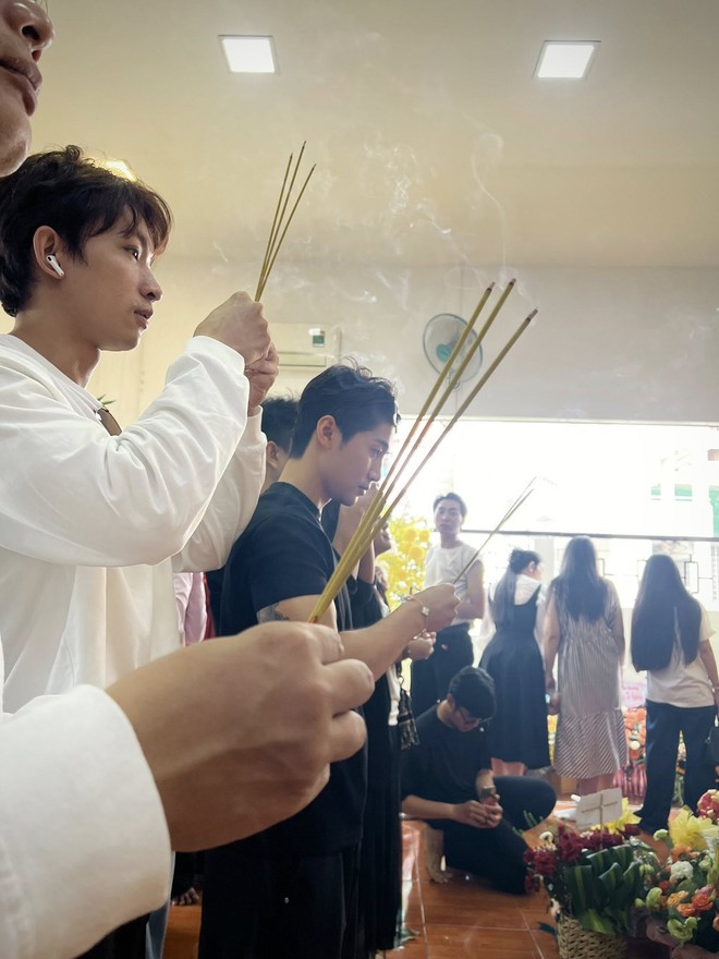 Thêm chi tiết chứng tỏ cặp đôi Vbiz có "visual đỉnh nóc" đã "đường ai nấy đi"- Ảnh 4. Thêm chi tiết chứng tỏ cặp đôi Vbiz có "visual đỉnh nóc" đã "đường ai nấy đi"- Ảnh 4.