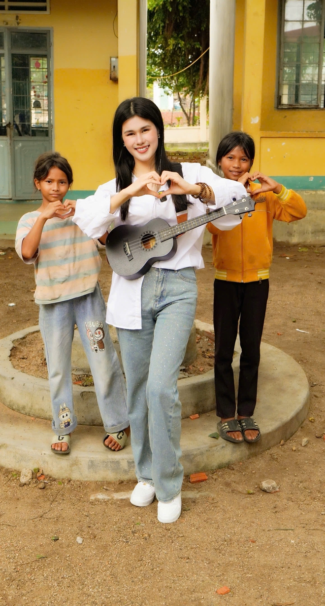 Ca sĩ Ph&uacute;c Anh mang dự &aacute;n "54 d&acirc;n tộc Việt Nam" đến l&agrave;ng phong ở Gia Lai- Ảnh 4.