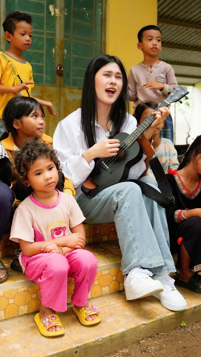 Ca sĩ Ph&uacute;c Anh mang dự &aacute;n "54 d&acirc;n tộc Việt Nam" đến l&agrave;ng phong ở Gia Lai- Ảnh 3.