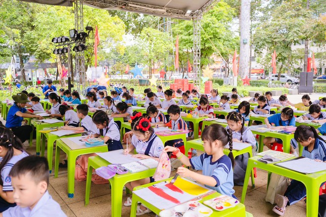Sắc màu “ánh trăng hòa bình” rực rỡ trong chung kết liên hoan vẽ tranh thiếu nhi- Ảnh 4. Sắc màu “ánh trăng hòa bình” rực rỡ trong chung kết liên hoan vẽ tranh thiếu nhi- Ảnh 4.