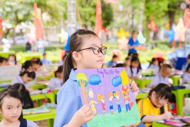 Sắc màu “ánh trăng hòa bình” rực rỡ trong chung kết liên hoan vẽ tranh thiếu nhi- Ảnh 6. Sắc màu “ánh trăng hòa bình” rực rỡ trong chung kết liên hoan vẽ tranh thiếu nhi- Ảnh 6.