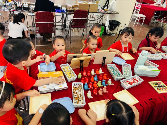 Mẹ bỉm chia sẻ Tết Trung thu ở trường mầm non của con: Năm nay bố mẹ bận bịu, may sao có các cô luôn đồng hành cùng con- Ảnh 11.