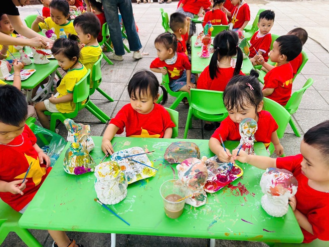 Mẹ bỉm chia sẻ Tết Trung thu ở trường mầm non của con: Năm nay bố mẹ bận bịu, may sao có các cô luôn đồng hành cùng con- Ảnh 9.