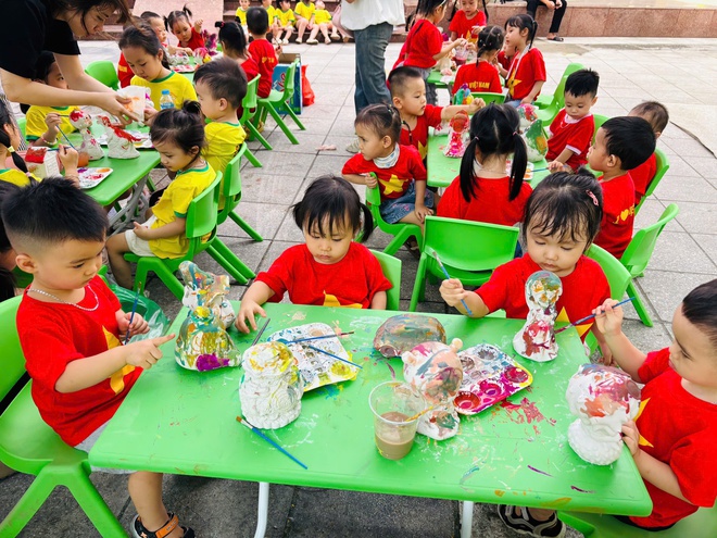 Mẹ bỉm chia sẻ Tết Trung thu ở trường mầm non của con: Năm nay bố mẹ bận bịu, may sao có các cô luôn đồng hành cùng con- Ảnh 10.