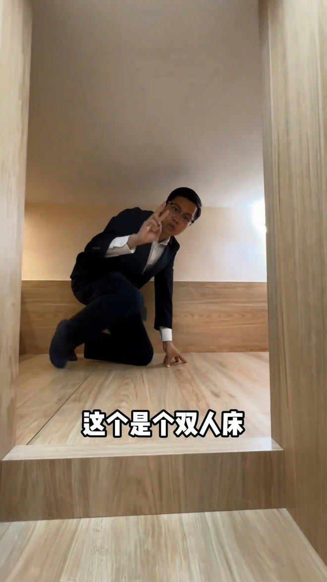 Một gia đình 3 người sống trong căn phòng 13m2 vẫn xây cầu thang xoắn ốc kiểu biệt thự: Mục đích sử dụng khiến netizen rất sốc- Ảnh 2.