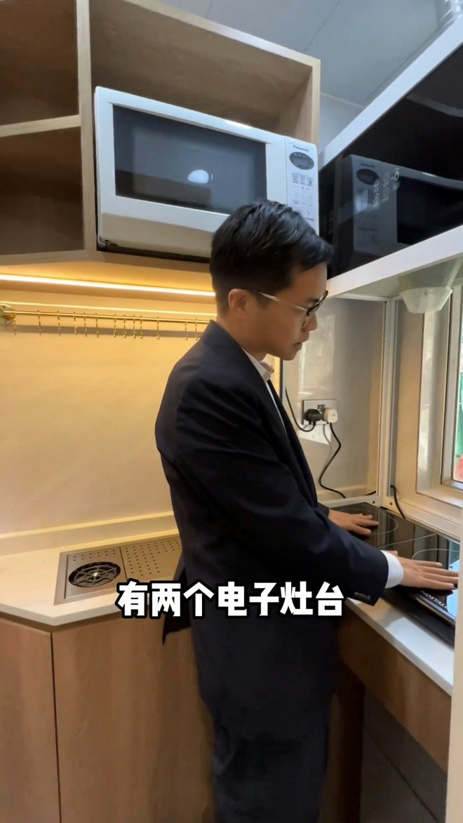 Một gia đình 3 người sống trong căn phòng 13m2 vẫn xây cầu thang xoắn ốc kiểu biệt thự: Mục đích sử dụng khiến netizen rất sốc- Ảnh 4.