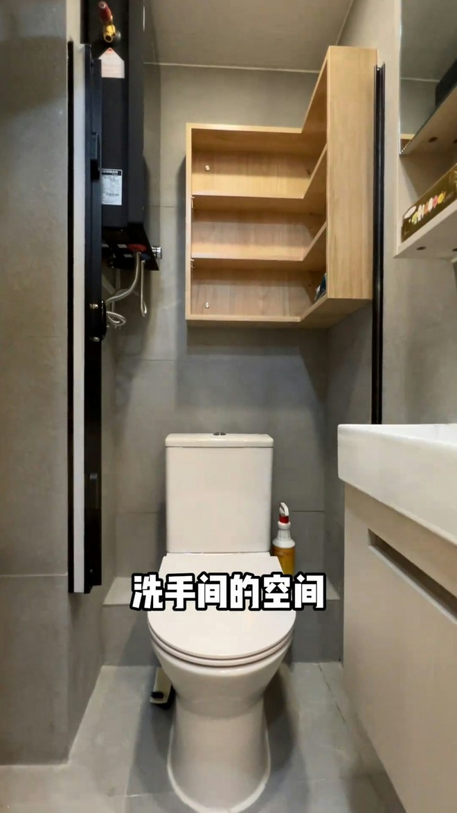 Một gia đình 3 người sống trong căn phòng 13m2 vẫn xây cầu thang xoắn ốc kiểu biệt thự: Mục đích sử dụng khiến netizen rất sốc- Ảnh 3.