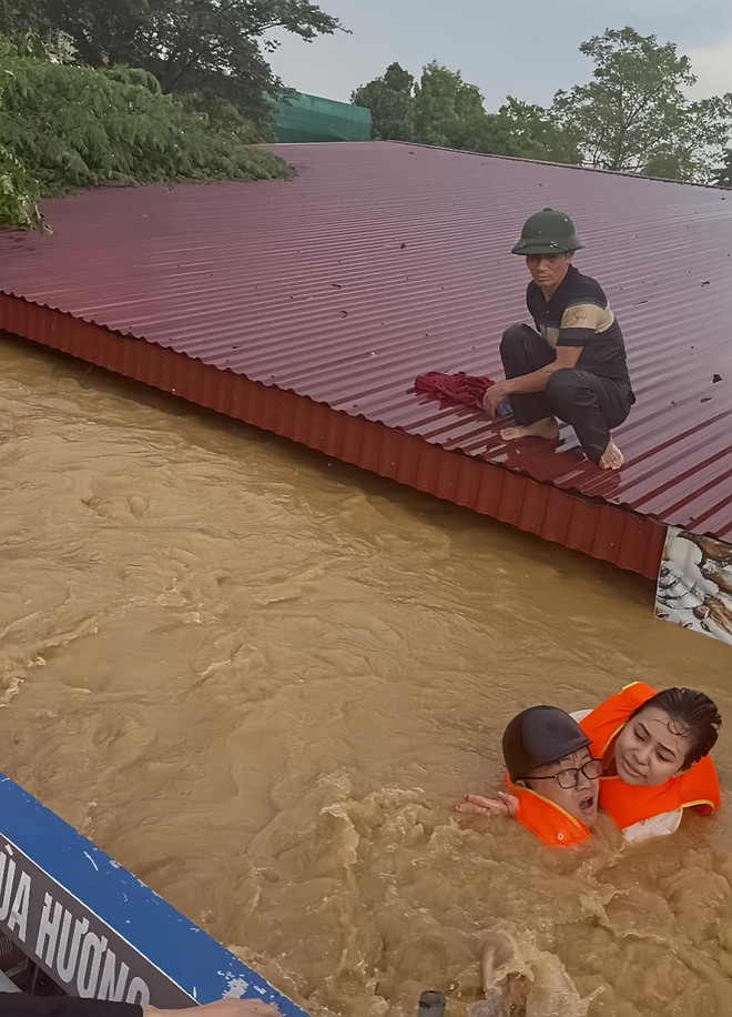 L&agrave; 1 người mẹ, t&ocirc;i nể phục &ocirc;ng bố 6 con giữa v&ugrave;ng nước lũ ấy v&agrave; cả vợ anh nữa: Những đứa trẻ chắc chắn sẽ tự h&agrave;o về bố m&igrave;nh!- Ảnh 2.