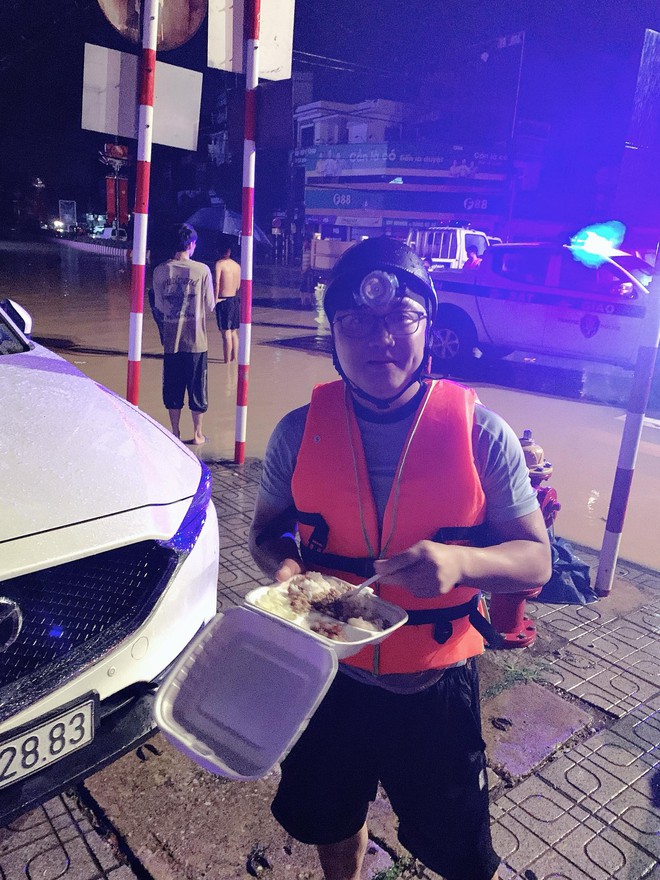 L&agrave; 1 người mẹ, t&ocirc;i nể phục &ocirc;ng bố 6 con giữa v&ugrave;ng nước lũ ấy v&agrave; cả vợ anh nữa: Những đứa trẻ chắc chắn sẽ tự h&agrave;o về bố m&igrave;nh!- Ảnh 3.