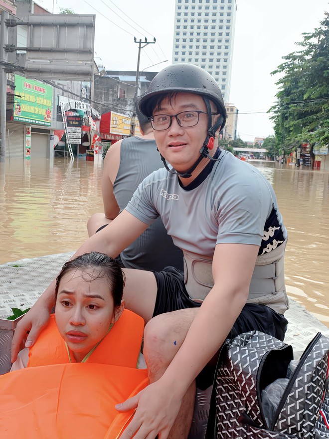 L&agrave; 1 người mẹ, t&ocirc;i nể phục &ocirc;ng bố 6 con giữa v&ugrave;ng nước lũ ấy v&agrave; cả vợ anh nữa: Những đứa trẻ chắc chắn sẽ tự h&agrave;o về bố m&igrave;nh!- Ảnh 1.