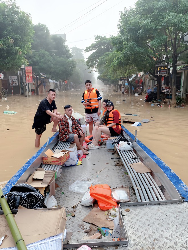 L&agrave; 1 người mẹ, t&ocirc;i nể phục &ocirc;ng bố 6 con giữa v&ugrave;ng nước lũ ấy v&agrave; cả vợ anh nữa: Những đứa trẻ chắc chắn sẽ tự h&agrave;o về bố m&igrave;nh!- Ảnh 4.