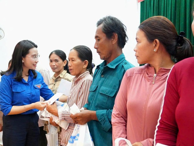 Gần 3 tỷ đồng hỗ trợ người dân, thanh thiếu nhi bị ảnh hưởng do bão số 13 tại Đắk Lắk- Ảnh 2.