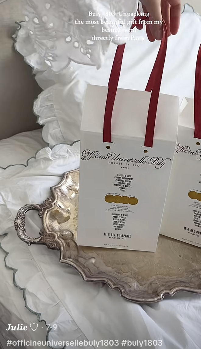 Đâu đâu cũng đang nói về lọ body oil "tuyệt đối điện ảnh" này: Thơm sang cả người, bề dày lịch sử hơn 200 năm- Ảnh 9. Đâu đâu cũng đang nói về lọ body oil "tuyệt đối điện ảnh" này: Thơm sang cả người, bề dày lịch sử hơn 200 năm- Ảnh 9.