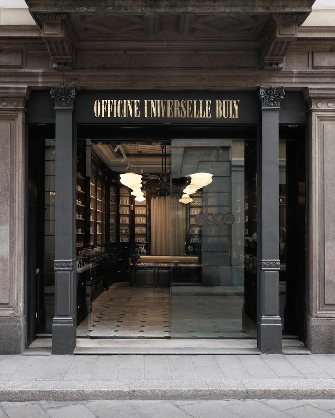 Đâu đâu cũng đang nói về lọ body oil "tuyệt đối điện ảnh" này: Thơm sang cả người, bề dày lịch sử hơn 200 năm- Ảnh 6. Đâu đâu cũng đang nói về lọ body oil "tuyệt đối điện ảnh" này: Thơm sang cả người, bề dày lịch sử hơn 200 năm- Ảnh 6.