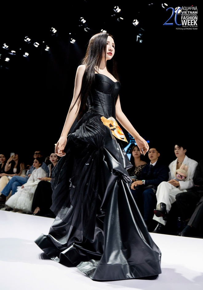 GUNO Việt Nam khiến sàn diễn Aquafina Vietnam International Fashion Week 2025 bùng nổ- Ảnh 6. GUNO Việt Nam khiến sàn diễn Aquafina Vietnam International Fashion Week 2025 bùng nổ- Ảnh 6.