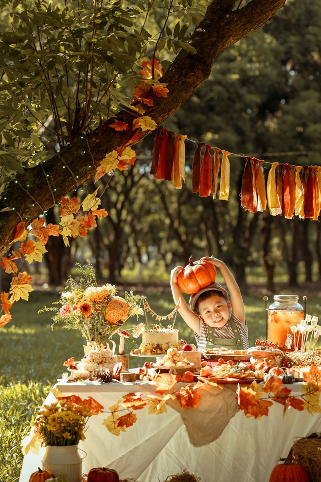 Mẹ biến giấc mơ cổ tích của con trai thành hiện thực với tiệc sinh nhật giữa trời thu Hà Nội đẹp đến mê mẩn- Ảnh 8. Mẹ biến giấc mơ cổ tích của con trai thành hiện thực với tiệc sinh nhật giữa trời thu Hà Nội đẹp đến mê mẩn- Ảnh 8.
