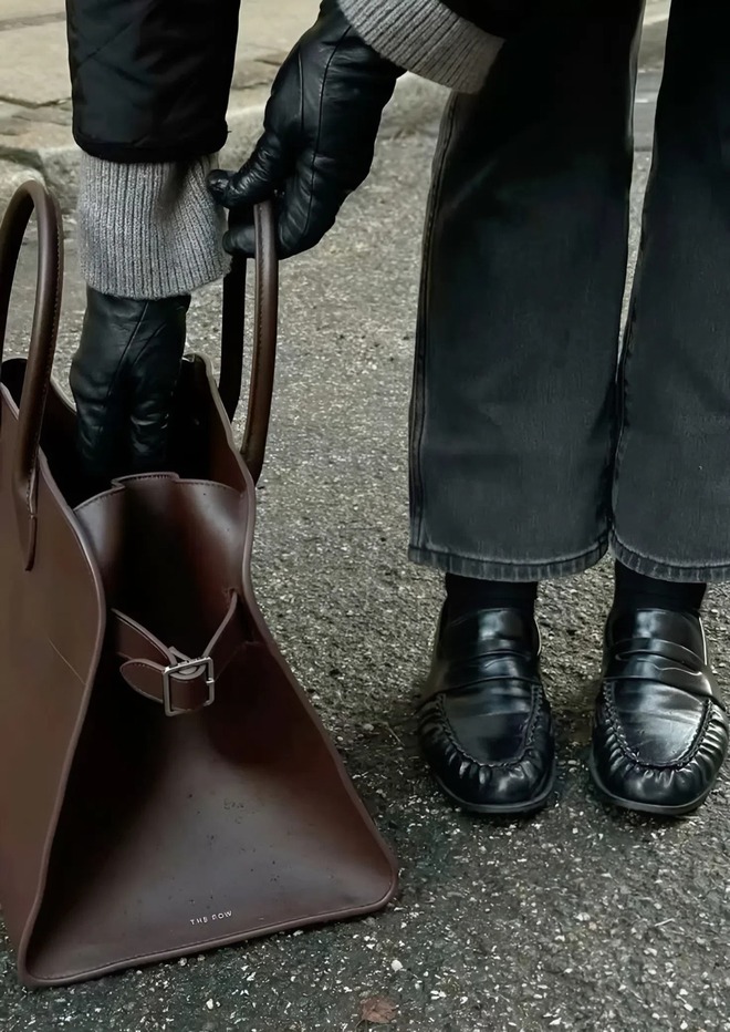 Mùa loafer tới: Kiểu giày quiet luxury khiến Kendall Jenner mê mệt vì năm nay có 1 điểm mới- Ảnh 12. Mùa loafer tới: Kiểu giày quiet luxury khiến Kendall Jenner mê mệt vì năm nay có 1 điểm mới- Ảnh 12.